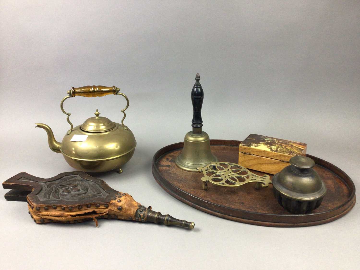 AN EDWARDIAN TEA TRAY AND BRASS WARE - Bild 2 aus 2