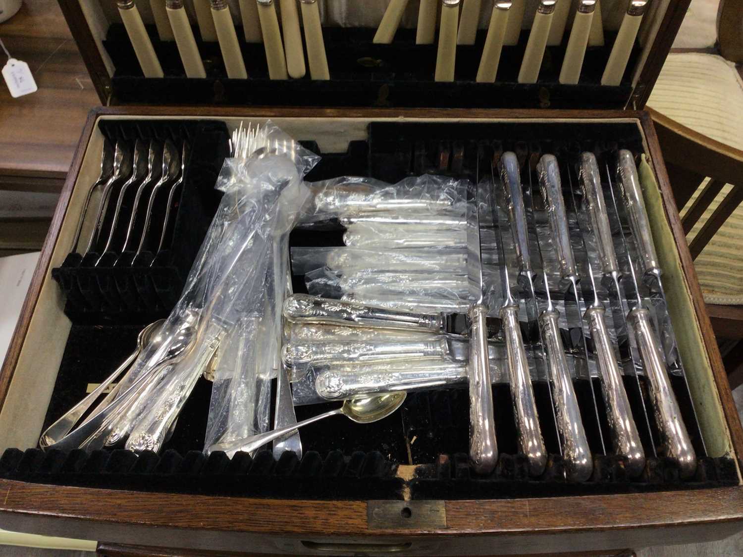 A COMPOSITE SUITE OF CUTLERY IN AN OAK CANTEEN - Bild 3 aus 4