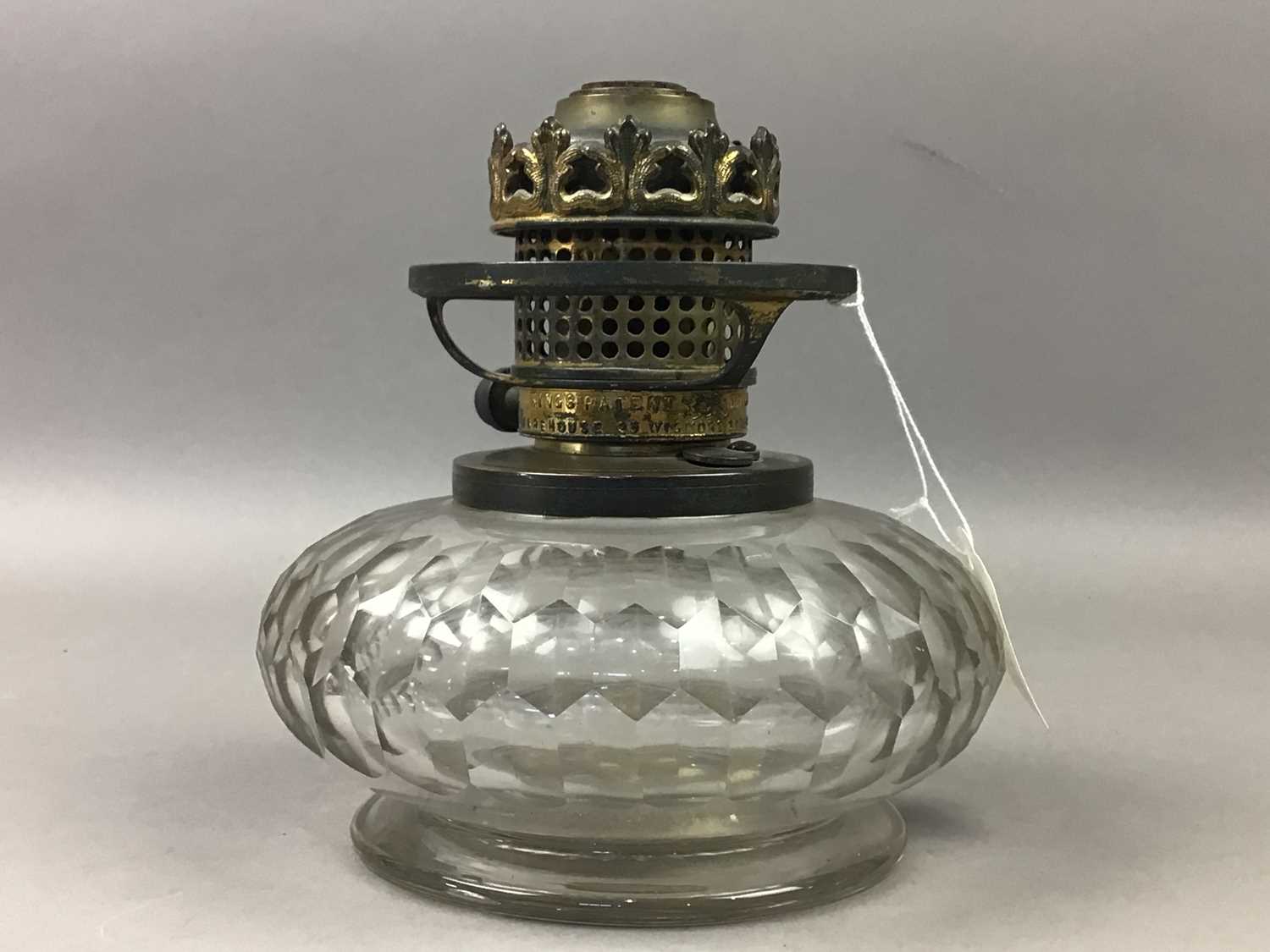 AN EARLY 20TH CENTURY OAK MANTEL CLOCK AND A VICTORIAN CUT GLASS OIL LAMP - Bild 2 aus 2