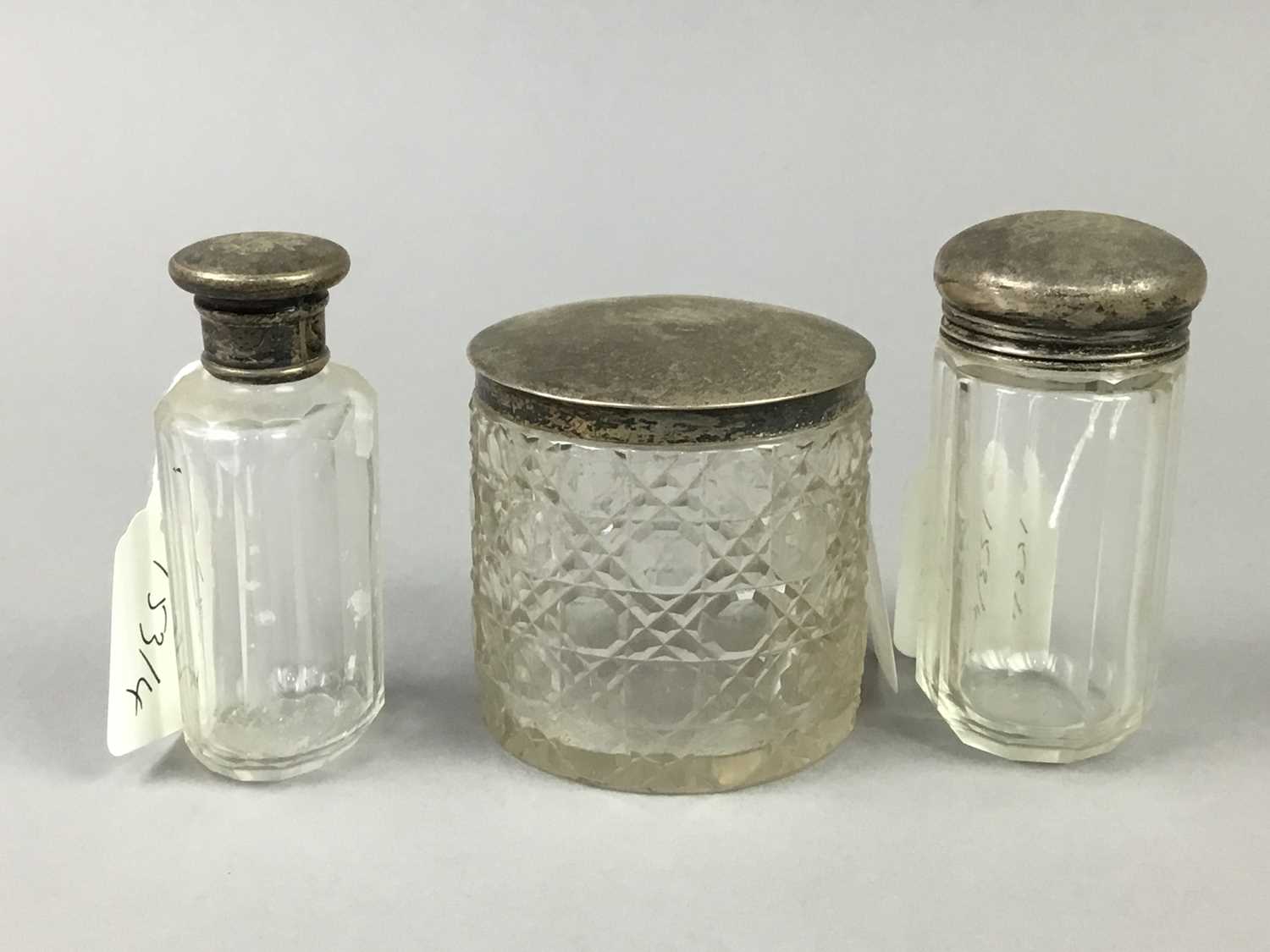 A GROUP OF FOUR SILVER TOPPED GLASS JARS - Bild 2 aus 2