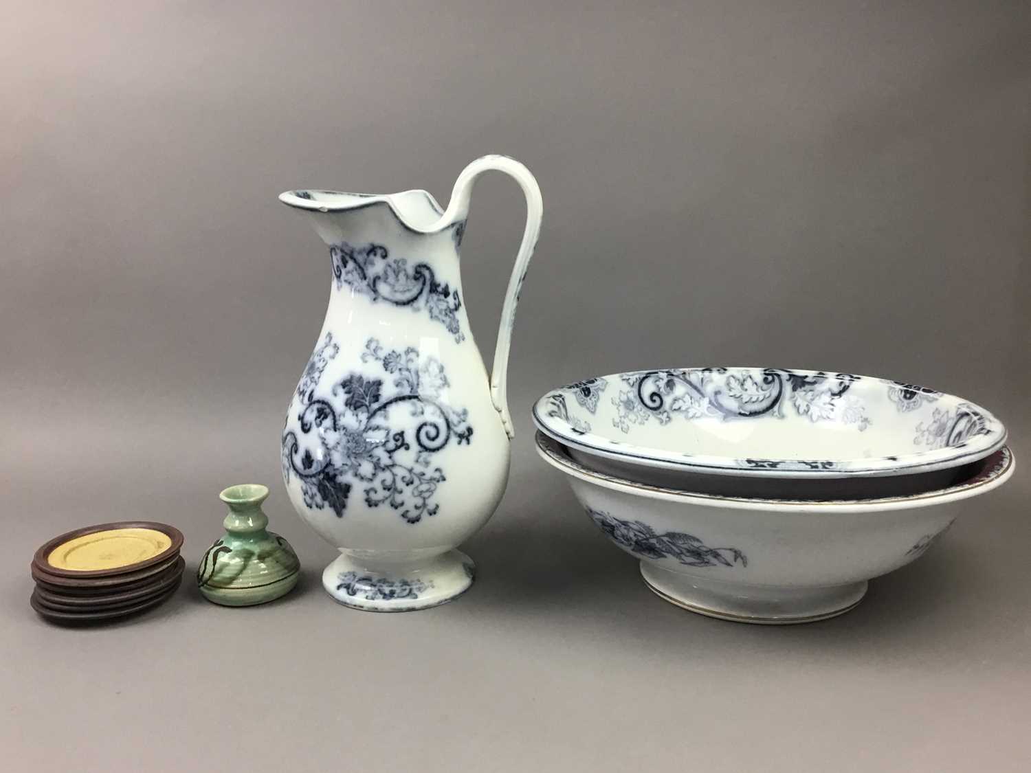 A STONEWARE COFFEE SERVICE, BLUE AND WHITE BASIN AND EWER AND OTHER CERAMICS - Bild 3 aus 3