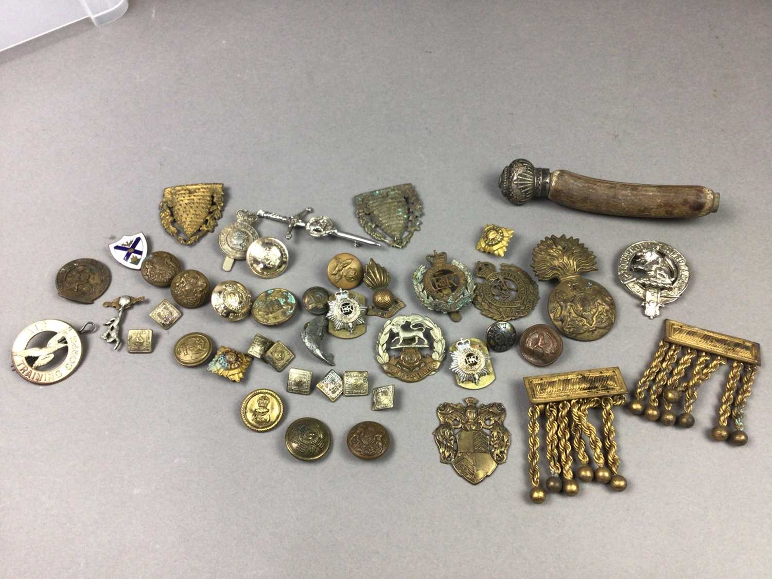 A COLLECTION OF CAP BADGES AND BUTTONS - Image 2 of 2
