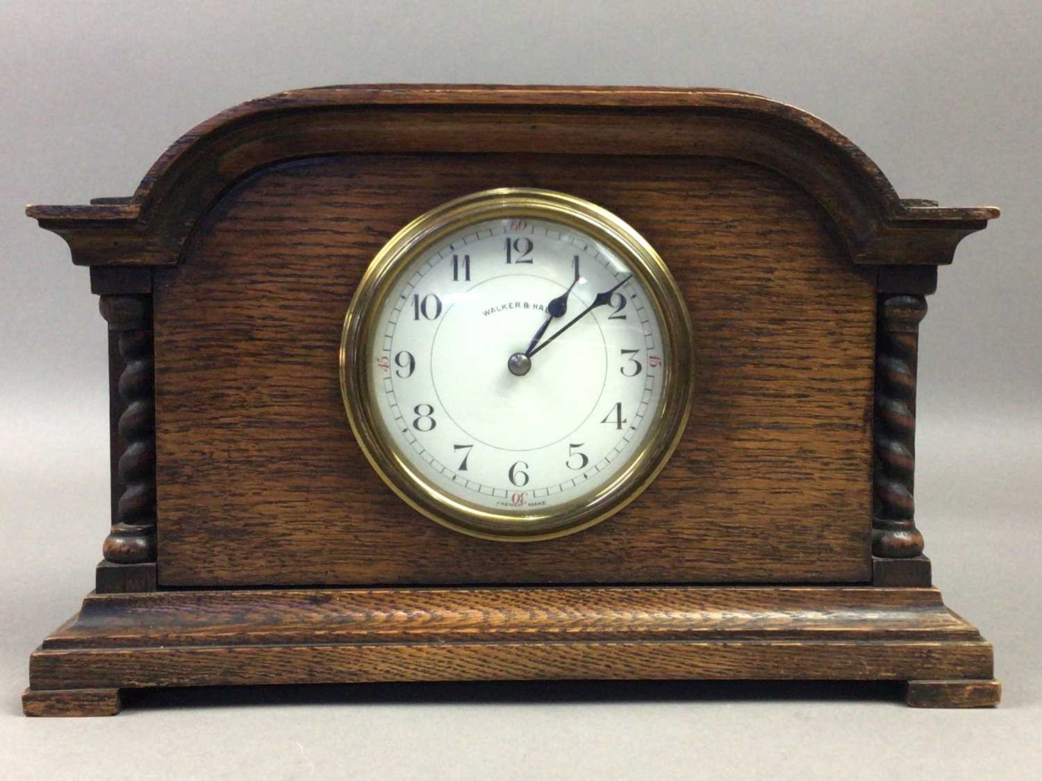 AN EARLY 20TH CENTURY OAK MANTEL CLOCK AND A VICTORIAN CUT GLASS OIL LAMP