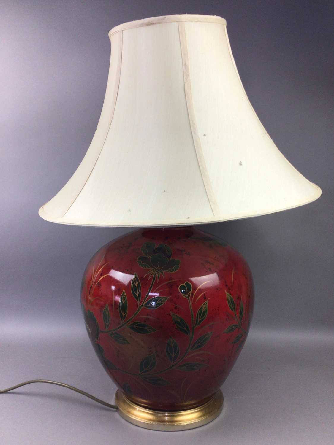 A MODERN CERAMIC TABLE LAMP