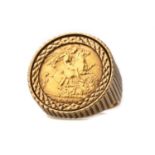AN EDWARD VII GOLD HALF SOVEREIGN RING DATED 1909