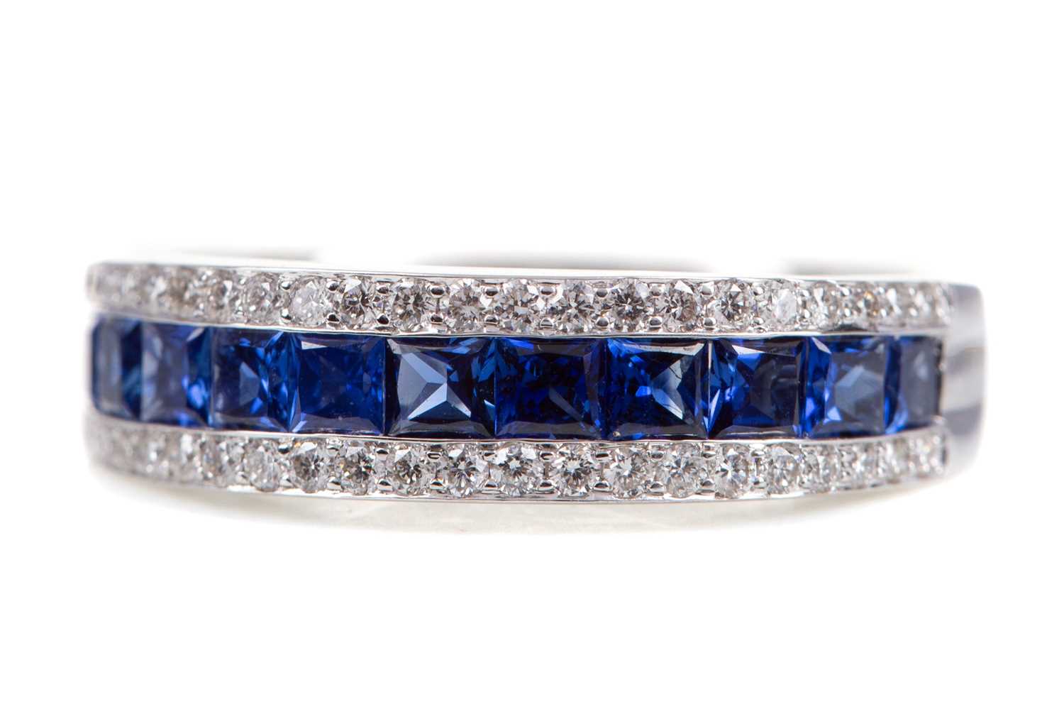 A SAPPHIRE AND DIAMOND RING