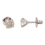 A PAIR OF DIAMOND STUD EARRING