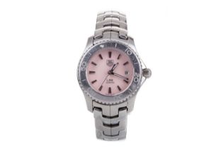 A LADY'S TAG HEUER LINK STAINLESS STEEL QUARTZ WRIST WATCH