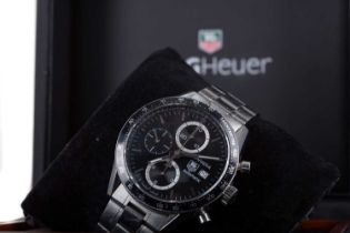 A GENTLEMAN'S TAG HEUER CARRERA STAINLESS STEEL AUTOMATIC WRIST WATCH