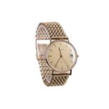 A GENTLEMAN'S GENEVE NINE CARAT GOLD QUARTZ WRIST WATCH