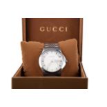 A GENTLEMAN'S GUCCI STAINLESS STEEL QUARTZ WRIST WATCH