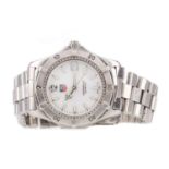 A GENTLEMAN'S TAG HEUER PROFESSIONAL STAINLESS STEEL WRIST WATCH
