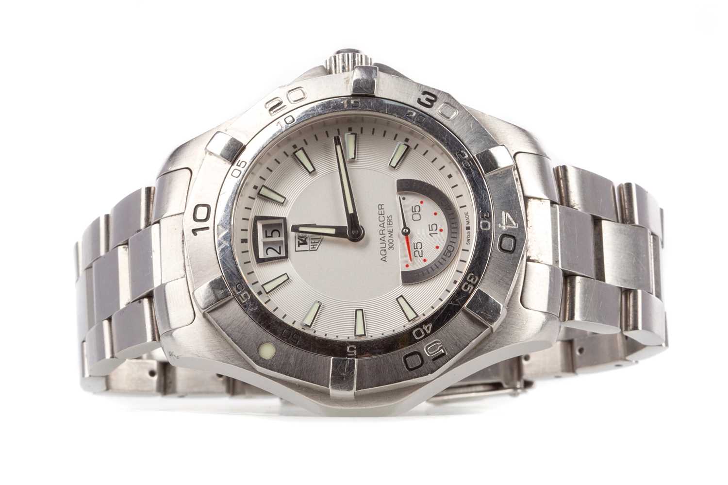 A GENTLEMAN'S TAG HEUER AQUARACER STAINLESS STEEL QUARTZ WRIST WATCH