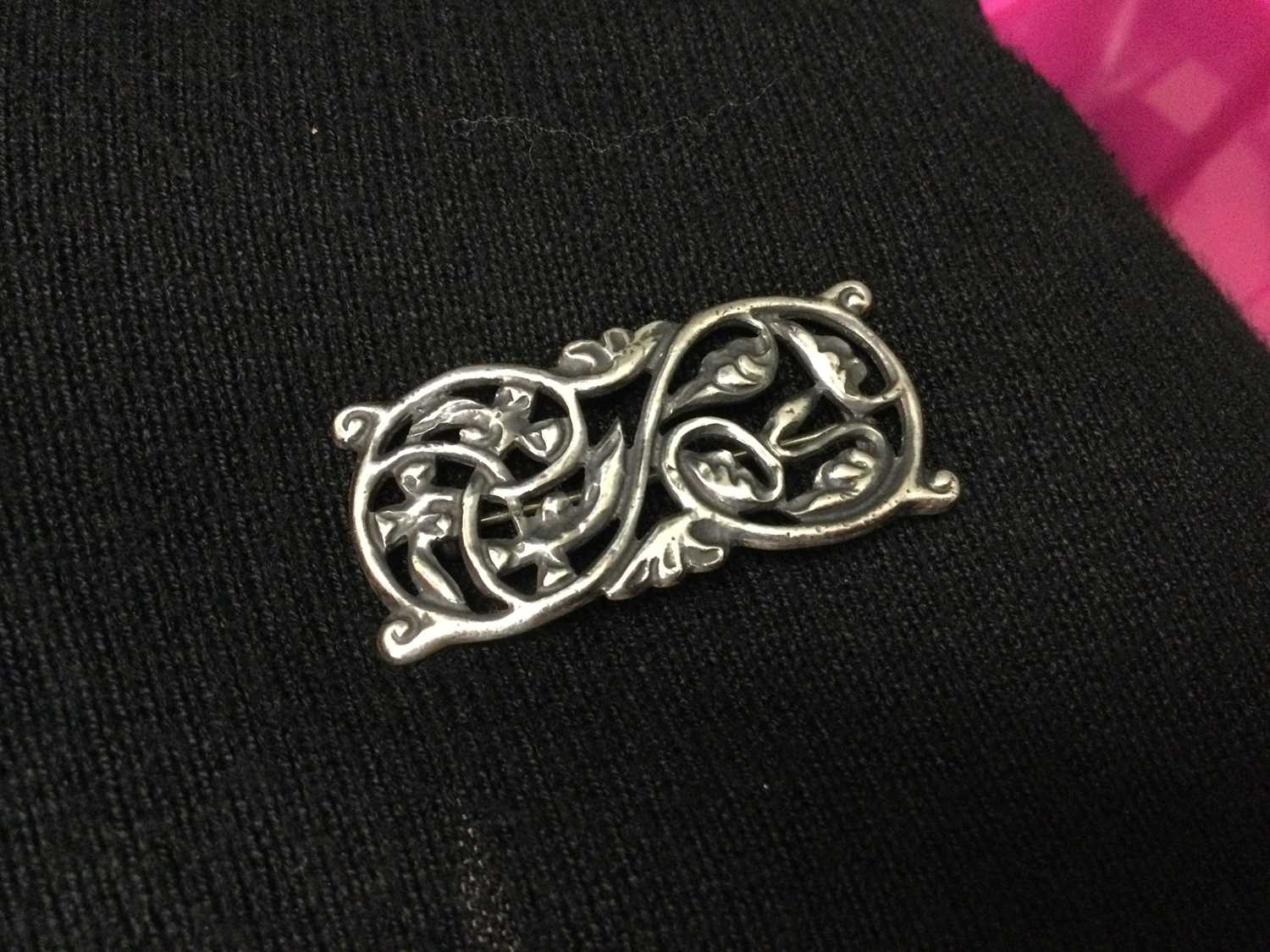 A SILVER BROOCH BY ALEXANDER RITCHIE OF IONA - Image 2 of 3