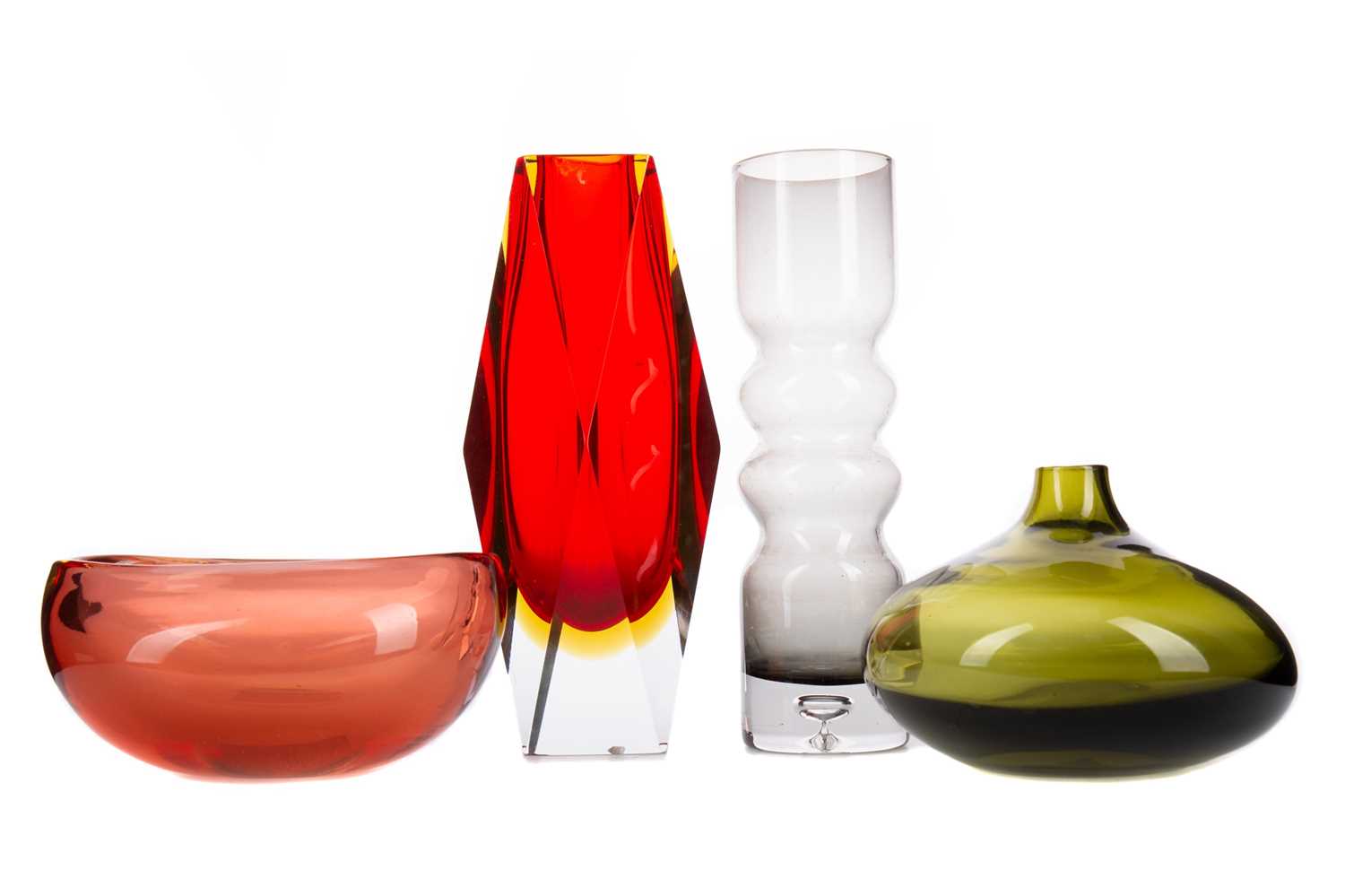 ALESSANDRO MANDRUZZATO FOR SOMMERSO FACETED GLASS VASE, ALONG WITH FURTHER PIECES OF COLOURED GLASS