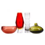 ALESSANDRO MANDRUZZATO FOR SOMMERSO FACETED GLASS VASE, ALONG WITH FURTHER PIECES OF COLOURED GLASS
