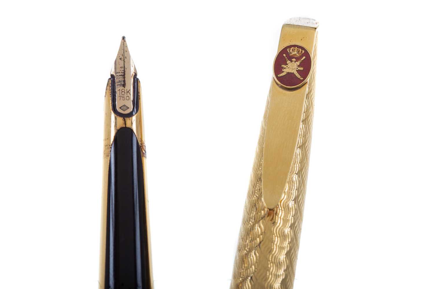 AN 18CT GOLD MOUNTED THREE PEN SET BY ROYAMA