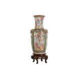 A MID-19TH CENTURY CHINESE CANTON ROSE MEDALLION VASE