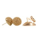 A GOLD CHARM AND A PAIR OF EARRINGS