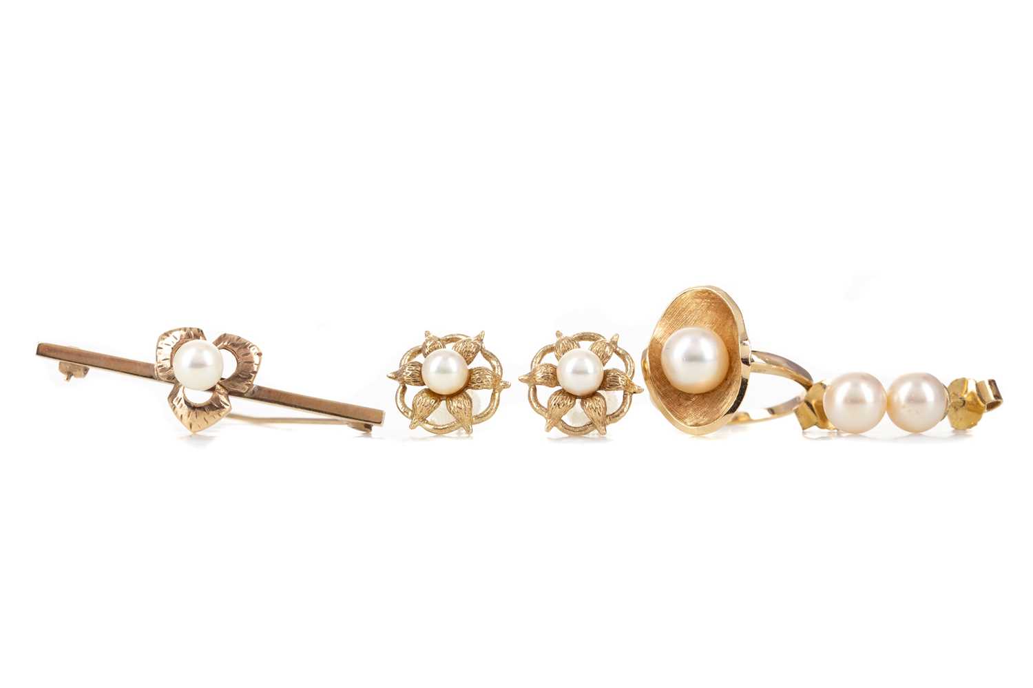 A COLLECTION OF PEARL JEWELLERY