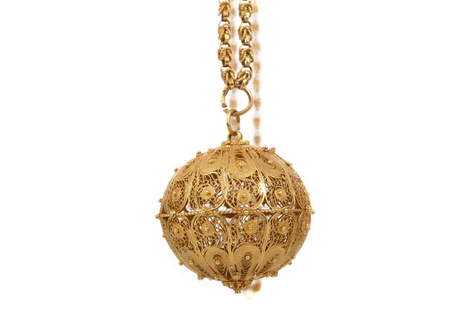 AN IRANIAN HIGH CARAT GOLD NECKLACE