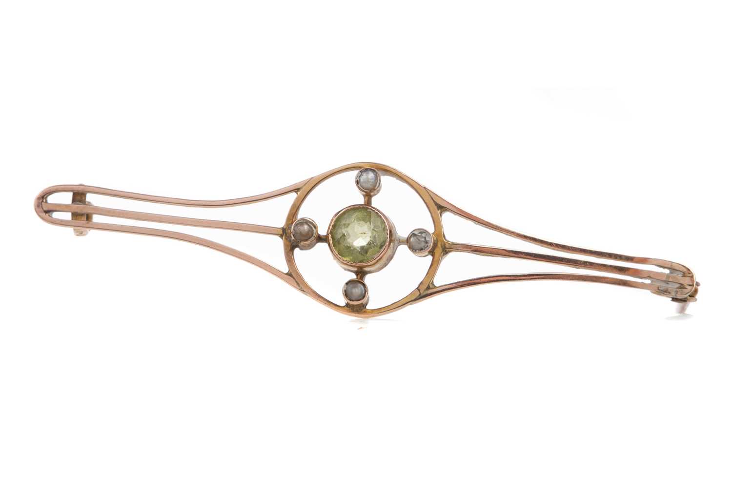 A PERIDOT AND SEED PEARL BROOCH