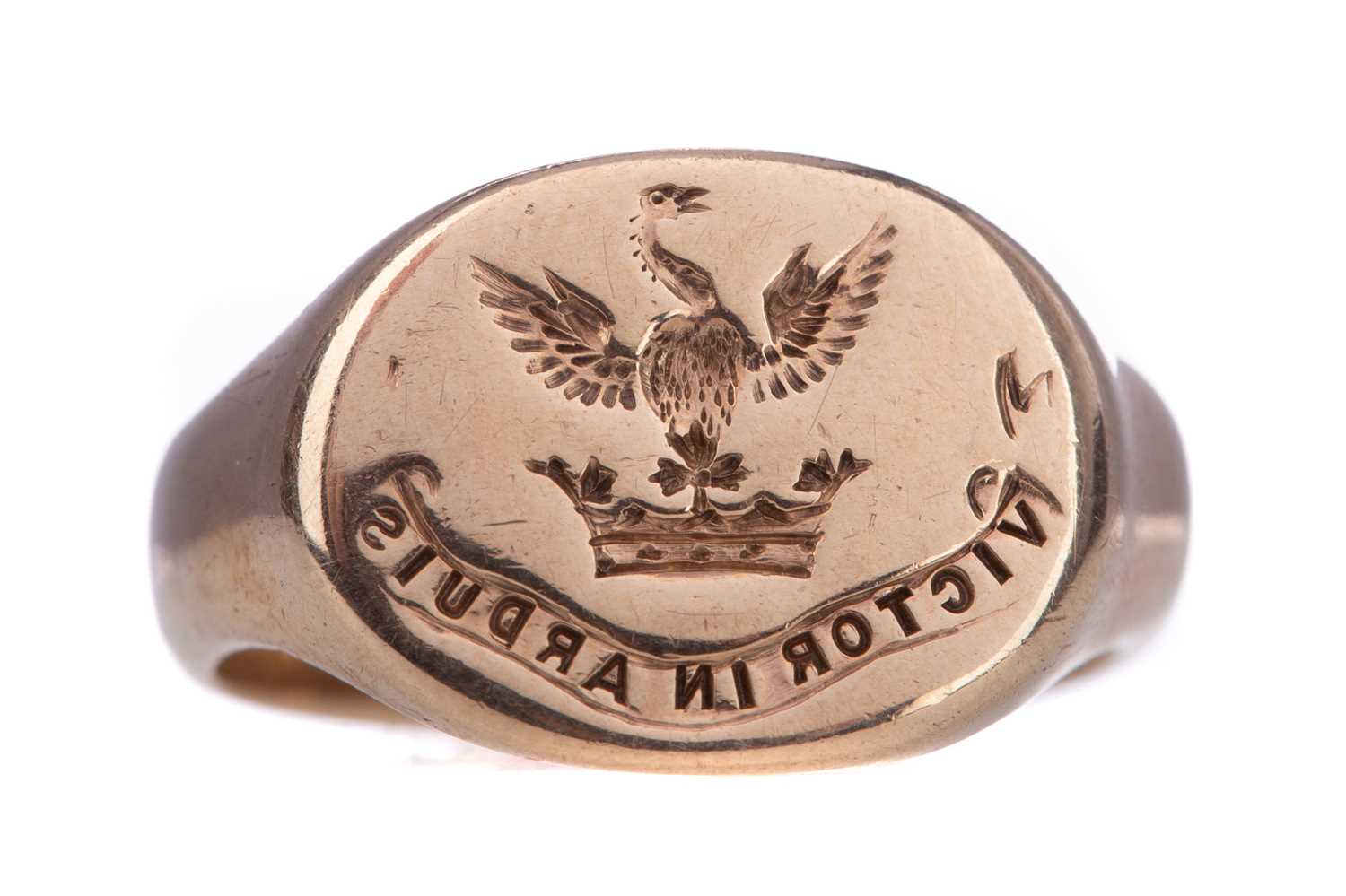 A NINE CARAT GOLD CREST SEAL RING