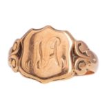 A GENTLEMAN'S NINE CARAT GOLD SIGNET RING