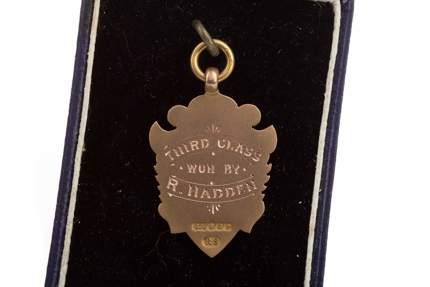 A WILLIAMWOOD GOLF CLUB THIRD CLASS 1925 NINE CARAT GOLD MEDAL - Image 2 of 2