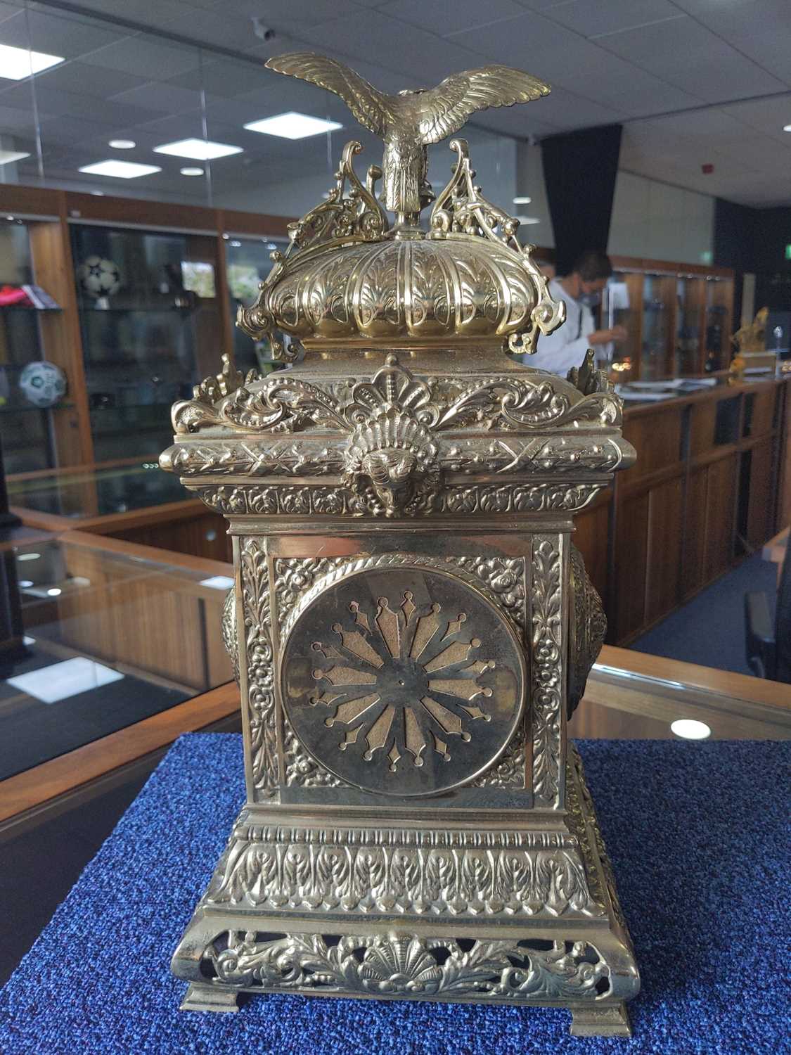 A LATE 19TH CENTURY FRENCH BRASS MANTEL CLOCK - Image 13 of 19