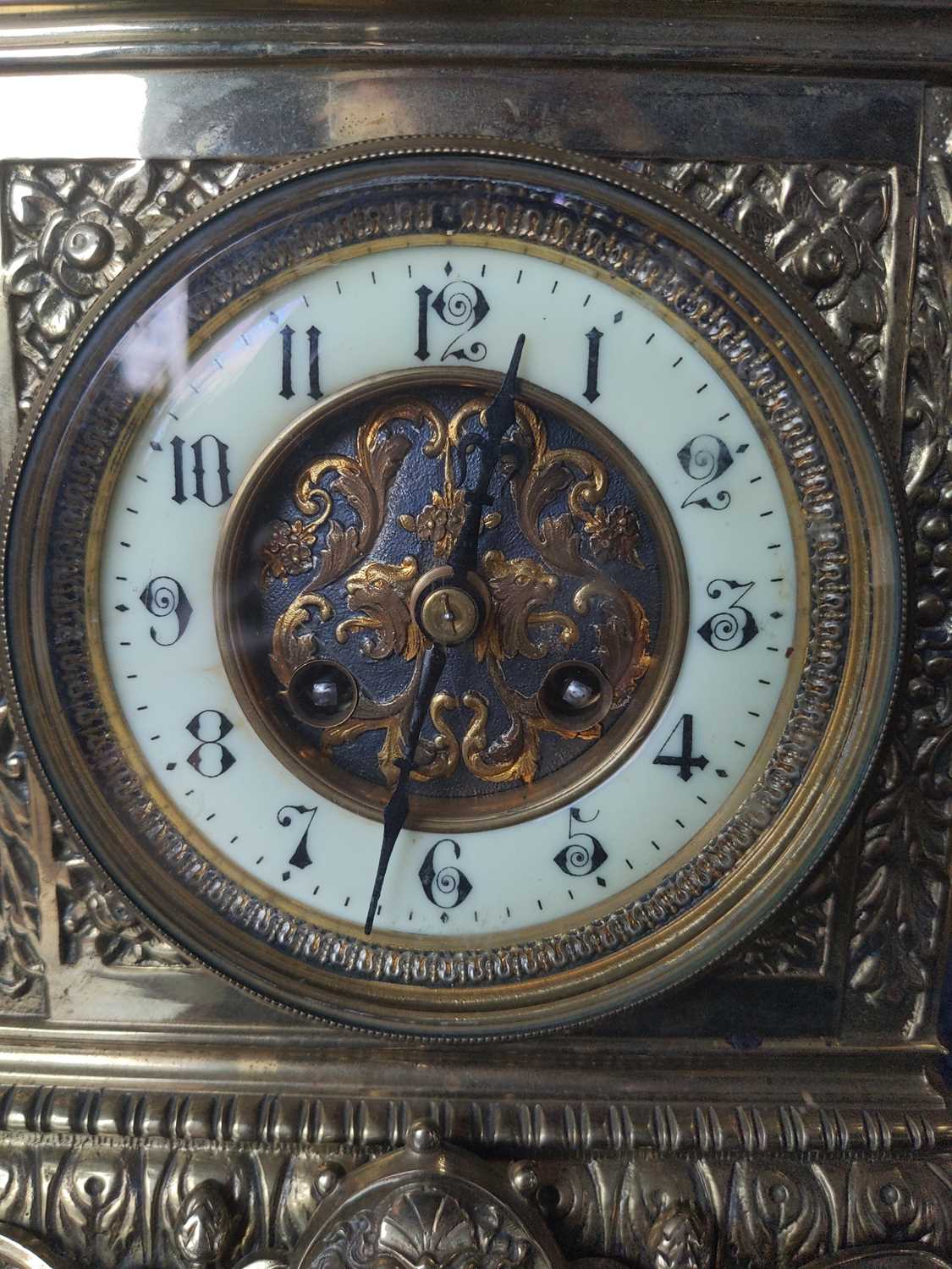 A LATE 19TH CENTURY FRENCH BRASS MANTEL CLOCK - Image 3 of 19