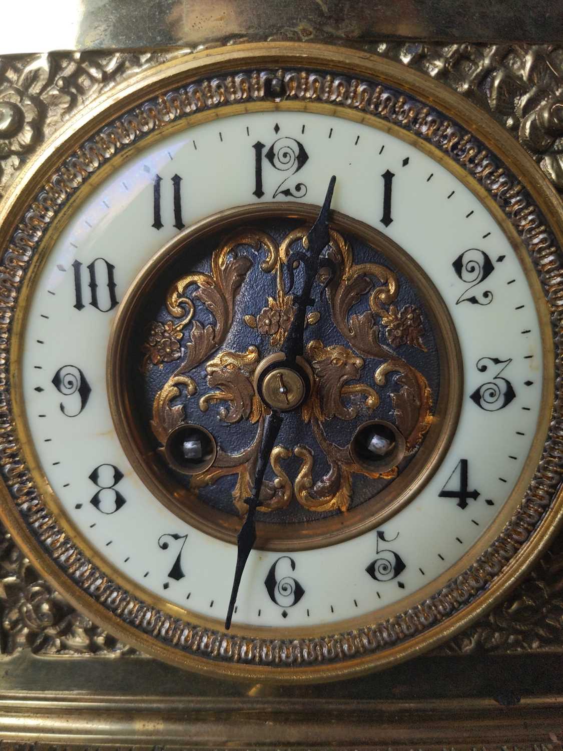 A LATE 19TH CENTURY FRENCH BRASS MANTEL CLOCK - Image 6 of 19