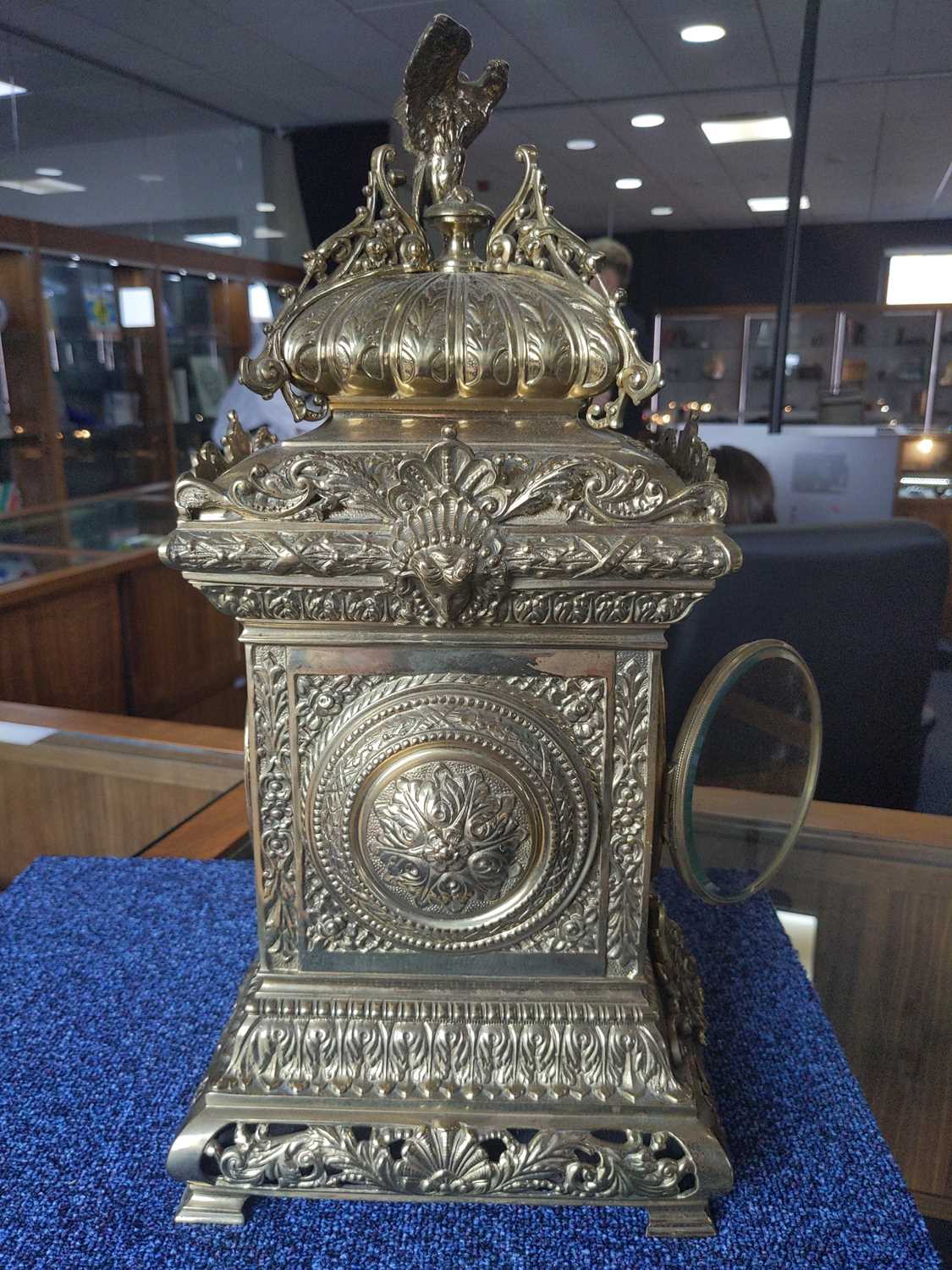 A LATE 19TH CENTURY FRENCH BRASS MANTEL CLOCK - Image 18 of 19