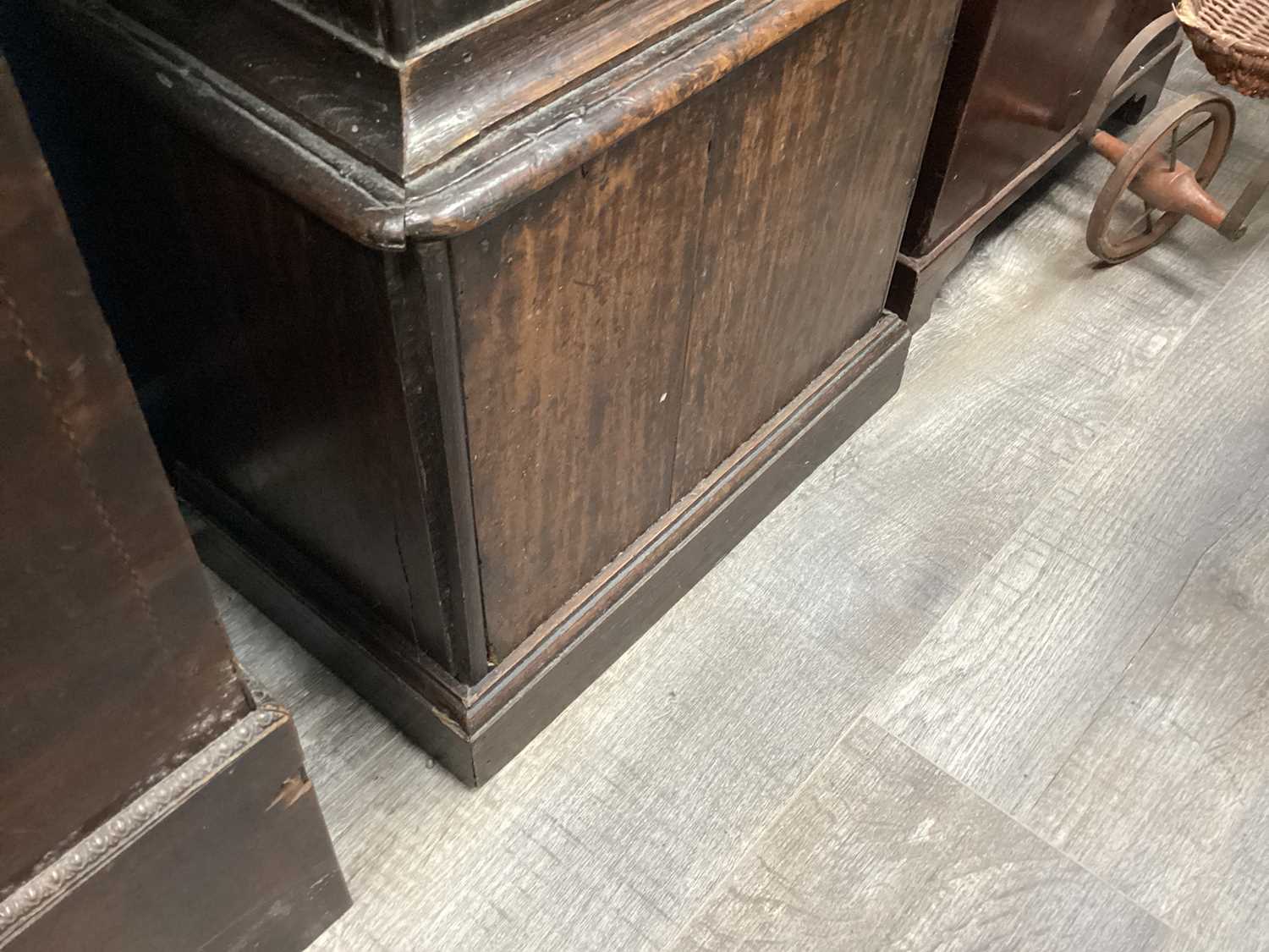 AN 18TH CENTURY OAK LONGCASE CLOCK - Image 6 of 12