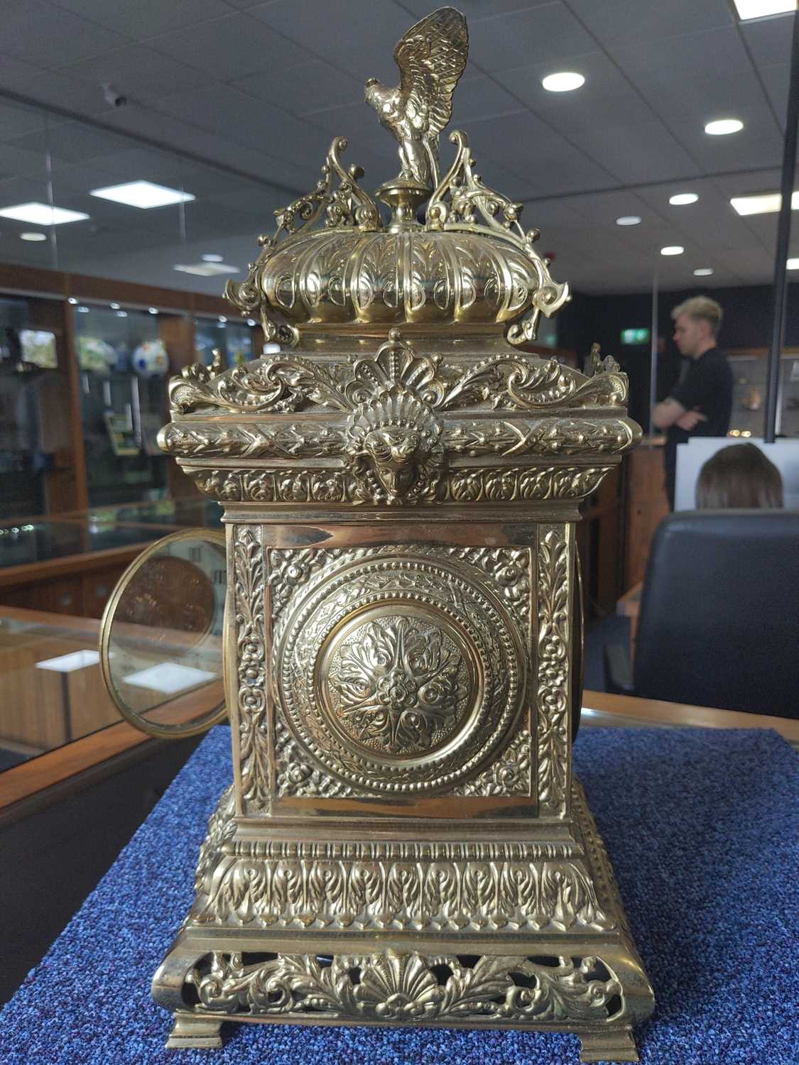 A LATE 19TH CENTURY FRENCH BRASS MANTEL CLOCK - Image 12 of 19