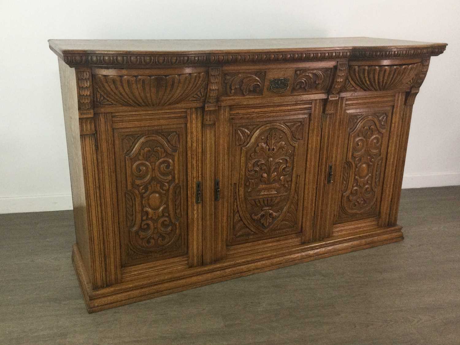 AN EARLY 20TH CENTURY OAK DINING SUITE