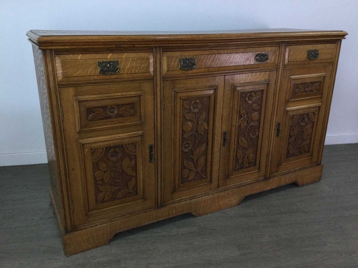 AN ARTS & CRAFTS OAK SIDEBOARD