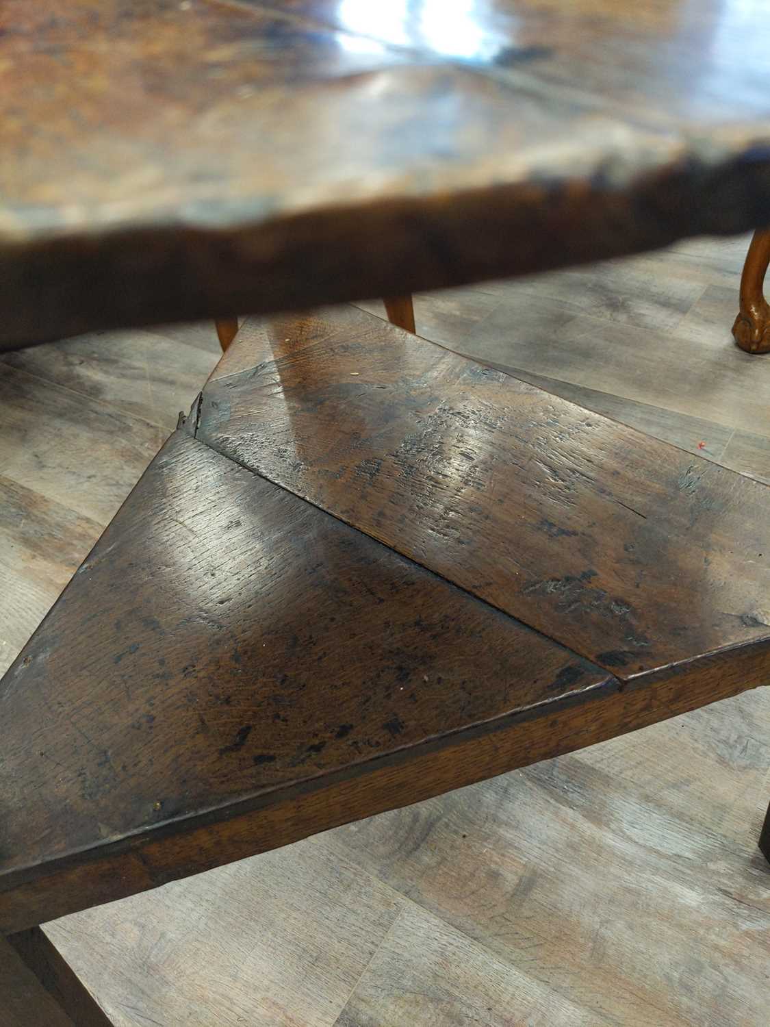 A GEORGE III OAK CRICKET TABLE - Image 8 of 11