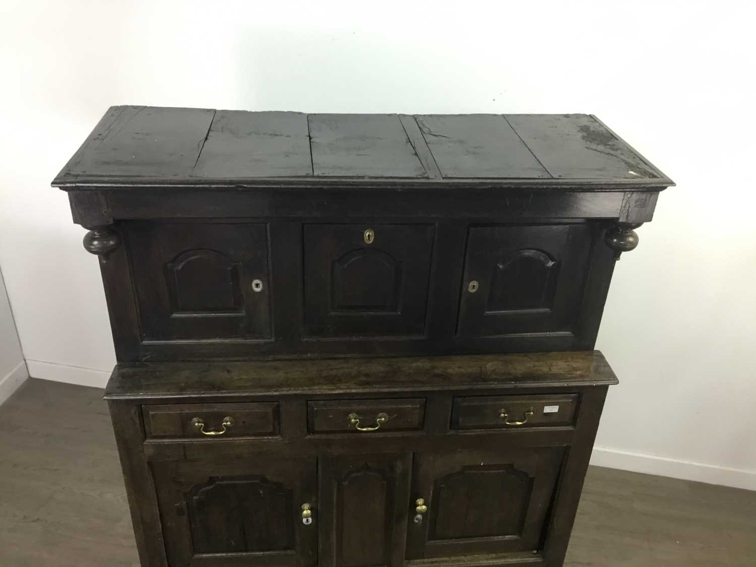 AN EARLY 18TH CENTURY OAK COURT CUPBOARD - Image 2 of 4