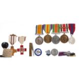 A GROUP OF WAR MEDALS, BADGES, TOKENS AND SILK POSTCARDS