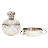 An Edwardian silver three handled porringer, 10.5cm diam, marks rubbed, London 1905 and a silver