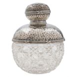 An Edwardian silver mounted hob cut glass scent bottle and cap, with reeded rim, glass stopper, 10cm
