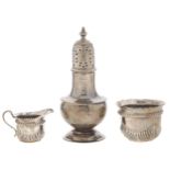 A Victorian reeded silver urnular cream jug and sugar bowl, bowl 56mm high, by Thomas Bradbury &