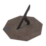 A brass garden sundial, "Thomas Jenkins Chichester", early 20th c, 21.5cm Good condition