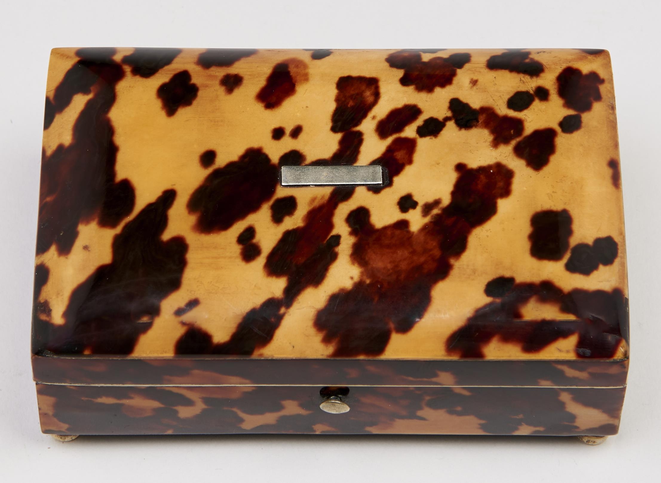 An early Victorian miniature tortoiseshell box, the lid veneered in blond shell, on bone feet, 10.