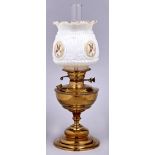 An Edwardian brass oil lamp, 30cm h excluding chimney and later glass shade