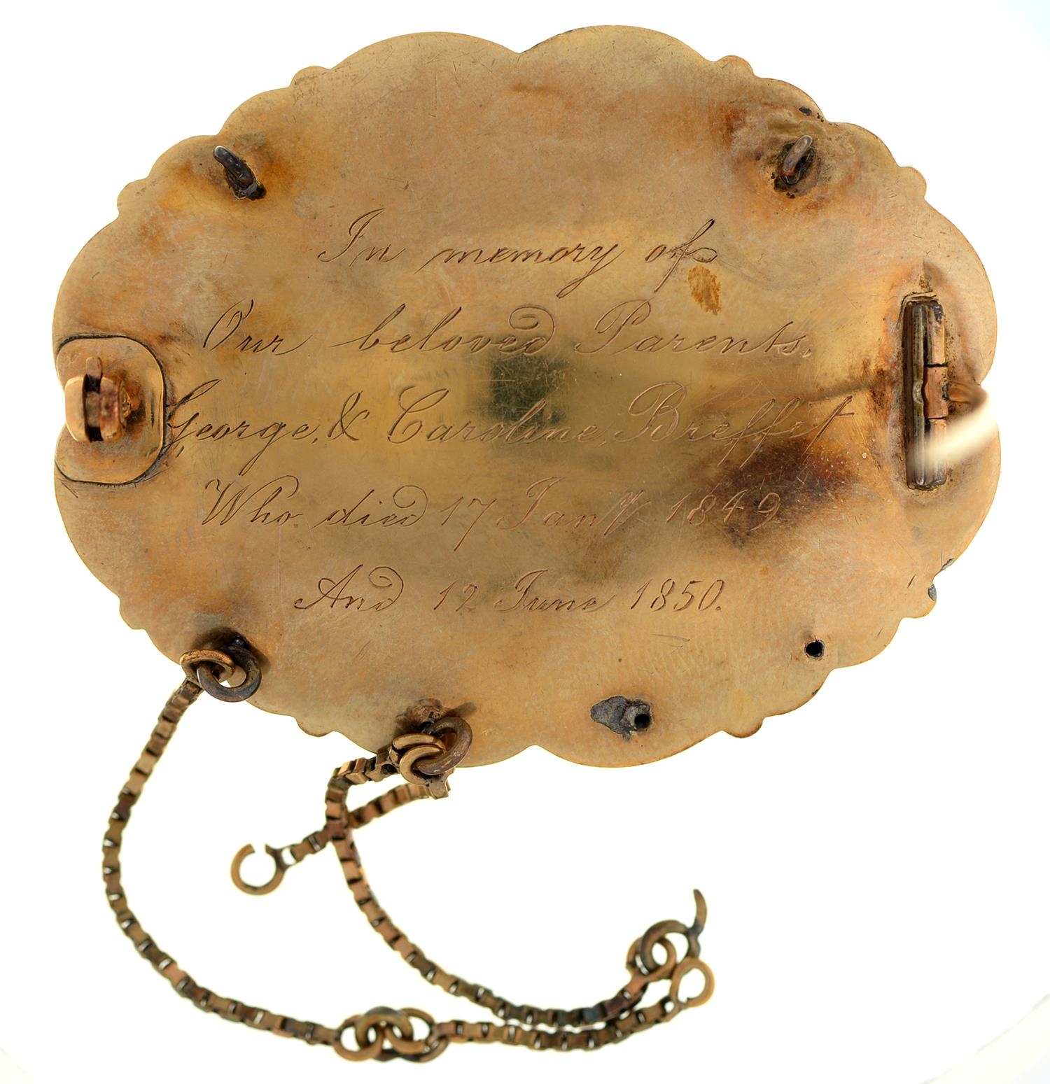 A Victorian split pearl, gold and enamel mourning brooch, inset hair, the reverse engraved In memory - Bild 2 aus 2