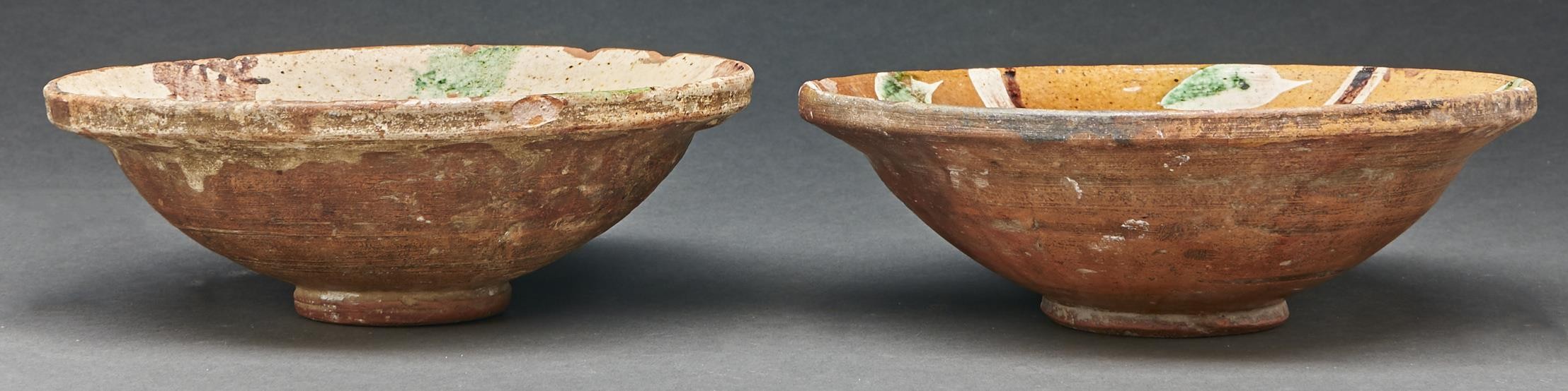 Two Canakkale pottery bowls, late 19th/early 20th c, of similar form, painted or sponged in green, - Bild 2 aus 2