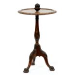 A mahogany tripod table, early 20th c,  George III style, the circular dish top centred on a lobed
