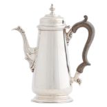 An Edwardian silver bachelor's coffee pot, in George II style, 17cm h, marks rubbed, London 1904,